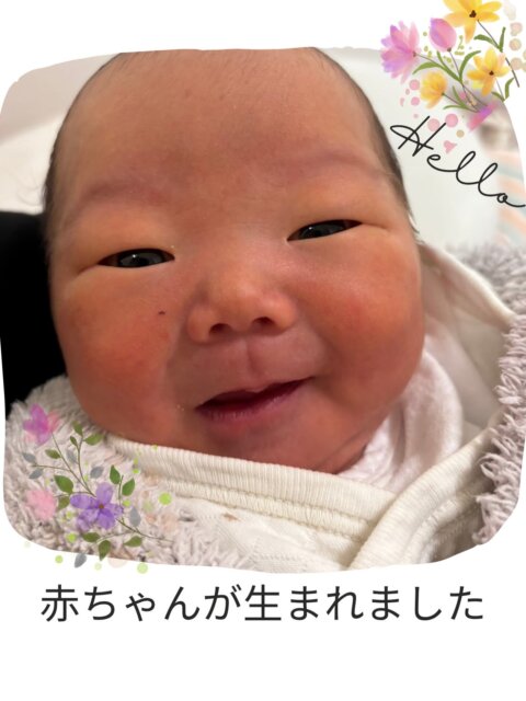 𖥧ᐝ𖥧ᐝ かふうのお産ストーリー𖥧ᐝ𖥧ᐝ
⁡
赤ちゃんが生まれました🌸
おめでとうございます☺️
⁡
可愛い小さな人。あなたは地球の宝物です。
元気に生まれてきてくれてありがとう。
⁡
******
⁡
まだ20代に入ったばかりの若いお母さん。
1人では抱えきれない想いを
誰かに聴いてもらいたくて
勇気を出して助産院の扉を
たたいてくださいました。
⁡
驚くべきことに
そこにいたのは26年前の私でした。
⁡
思いがけないタイミングで
やってきてくれた赤ちゃん。
⁡
周りに迷惑をかけるのではないか
まだ何者でもない自分が親になれるのだろうか
この子を幸せにしてあげられるだろうか

得体の知れない不安に押しつぶされそうで
途方に暮れる。
⁡
わかる、わかる！、わかるー！！と
ひたすら共感し合って
一緒に泣いて笑って
⁡
不思議なご縁を感じた出逢いの日でした。
⁡
******

そこからお母さんの行動力がすごかったのです。
⁡
「私、助産院で産みます」と即決し、
転院して来られました。
⁡
旦那さんと一緒に妊婦健診に来られ、
たくさん悩みながらも着実に
二人三脚で赤ちゃんを迎える準備をしました。
⁡
妊娠後期はひたすら歩き、
赤ちゃん食堂にも参加してくださって
赤ちゃん達から元気パワーをもらい
いつの間にか「赤ちゃんに会えるのが楽しみ」
と前向きな気持ちを整えておられました。
⁡
お母さんの最大の持てる力はその素直さと
いざという時は「助けて」と言えるところ。
⁡
感受性が豊かで、いつも自分の感じることを
ありのままに話してくれるので、私も安心です。
⁡
******
お産は初めてとは思えないほどスムーズで
いつの間か前をひた走ってて
伴走してたつもりの私、ついていけず😂
⁡
大好きなご家族に見守られて
みんなで赤ちゃんの名前を呼びながら
新しいいのちを迎えました。
びっくりするほどの大安産でした👏
⁡
赤ちゃんが見え隠れし始めた時
その頭にそっと触れたお母さんの手の
優しいこと🥹
⁡
もう押し出したくてたまらない状況だったろうに
一瞬時が止まったようになって

「一緒に頑張ってくれてありがとう」と
つぶやかれました。
⁡
そこにあったのは紛れもなく「母」の姿でした。
⁡
******

初めてのお産で助産院を選んでくださり
ありがとうございます。
⁡
お母さんと赤ちゃんが力を合わせて
泣いたり笑ったりしながら
ゆっくり一緒に歩んでいく姿を見ていると
日本の未来はまだまだ明るいなと感じます。
⁡
どうか自信を持って
過去の自分にも未来の自分にも
「大丈夫だよ」と伝えてあげてくださいね。
私もそうします。
⁡
この春のよき日に🌸
感謝の気持ちを込めて。
⁡
⁡Special thanks to
@hiroe.0726 
@fukumi.jyosanin 
⁡
#高槻市　#かふう助産院　#お産ができる助産院　#かかりつけ助産院　#my助産師