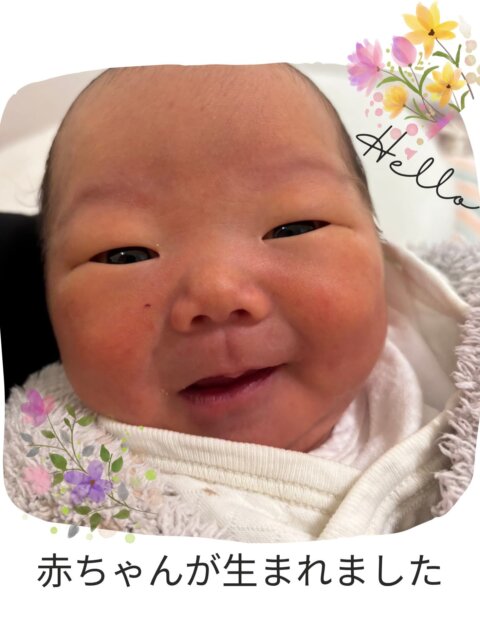 𖥧ᐝ𖥧ᐝ かふうのお産ストーリー𖥧ᐝ𖥧ᐝ
⁡
赤ちゃんが生まれました🌸
おめでとうございます☺️
⁡
可愛い小さな人。あなたは地球の宝物です。
元気に生まれてきてくれてありがとう。
⁡
******
⁡
まだ20代に入ったばかりの若いお母さん。
1人では抱えきれない想いを
誰かに聴いてもらいたくて
勇気を出して助産院の扉を
たたいてくださいました。
⁡
驚くべきことに
そこにいたのは26年前の私でした。
⁡
思いがけないタイミングで
やってきてくれた赤ちゃん。
⁡
周りに迷惑をかけるのではないか
まだ何者でもない自分が親になれるのだろうか
この子を幸せにしてあげられるだろうか

得体の知れない不安に押しつぶされそうで
途方に暮れる。
⁡
わかる、わかる！、わかるー！！と
ひたすら共感し合って
一緒に泣いて笑って
⁡
不思議なご縁を感じた出逢いの日でした。
⁡
******

そこからお母さんの行動力がすごかったのです。
⁡
「私、助産院で産みます」と即決し、
転院して来られました。
⁡
旦那さんと一緒に妊婦健診に来られ、
たくさん悩みながらも着実に
二人三脚で赤ちゃんを迎える準備をしました。
⁡
妊娠後期はひたすら歩き、
赤ちゃん食堂にも参加してくださって
赤ちゃん達から元気パワーをもらい
いつの間にか「赤ちゃんに会えるのが楽しみ」
と前向きな気持ちを整えておられました。
⁡
お母さんの最大の持てる力はその素直さと
いざという時は「助けて」と言えるところ。
⁡
感性が豊かで、いつも自分の感じることを
ありのままに話してくれるので、私も安心です。
⁡
******
お産は初めてとは思えないほどスムーズで
いつの間か前をひた走ってて
伴走してたつもりの私、ついていけず😂
⁡
大好きなご家族に見守られて
みんなで赤ちゃんの名前を呼びながら
新しいいのちを迎えました。
びっくりするほどの大安産でした👏
⁡
赤ちゃんが見え隠れし始めた時
その頭にそっと触れたお母さんの手の
優しいこと🥹
⁡
もう押し出したくてたまらない状況だったろうに
一瞬時が止まったようになって

「一緒に頑張ってくれてありがとう」と
つぶやかれました。
⁡
そこにあったのは紛れもなく「母」の姿でした。
⁡
******

初めてのお産で助産院を選んでくださり
ありがとうございます。
⁡
お母さんと赤ちゃんが力を合わせて
泣いたり笑ったりしながら
ゆっくり一緒に歩んでいく姿を見ていると
日本の未来はまだまだ明るいなと感じます。
⁡
どうか自信を持って
過去の自分にも未来の自分にも
「大丈夫だよ」と伝えてあげてくださいね。
私もそうします。
⁡
この春のよき日に🌸
感謝の気持ちを込めて。

※お写真の掲載は快く許可をいただいております。

Special thanks to
@hiroe.0726 
@fukumi.jyosanin 

#高槻市　#かふう助産院　#お産ができる助産院　#かかりつけ助産院　#my助産師